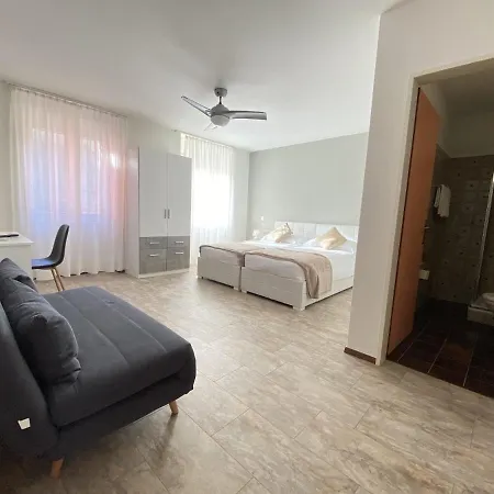 酒店 车站旅馆 *